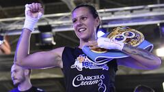 Joana Pastrana posa con el cintur&oacute;n de campeona del peso m&iacute;nimo de la IBF tras ganar a la alemana Oezlem Sahin.