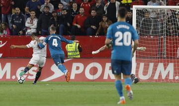 1-0. Ben Yedder marcó el primer gol.