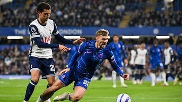 Tottenham Hotspur's Welsh striker #22 Brennan Johnson (L) fouls Chelsea's English midfielder #22 Kiernan Dewsbury-Hall as they fight for the ball during the English Premier League football match between Chelsea and Tottenham Hotspur at Stamford Bridge in London on April 3, 2025. (Photo by Glyn KIRK / AFP) / RESTRICTED TO EDITORIAL USE. No use with unauthorized audio, video, data, fixture lists, club/league logos or 'live' services. Online in-match use limited to 120 images. An additional 40 images may be used in extra time. No video emulation. Social media in-match use limited to 120 images. An additional 40 images may be used in extra time. No use in betting publications, games or single club/league/player publications. /