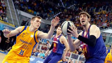 GRAF3948. LAS PALMAS DE GRAN CANARIA, 17/02/2018.- El pívot croata del Barcelona Ante Tomic (d) entra a canasta junto al serbio Nikola Radicevic, del Herbalife Gran Canaria, durante la segunda semifinal de la Copa del Rey de Baloncesto que Herbalif