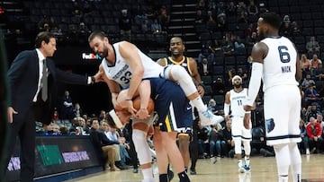 Marc Gasol (arriba) de Memphis Grizzlies lucha por el bal&oacute;n con Joe Ingles (abajo) de Utah Jazz.