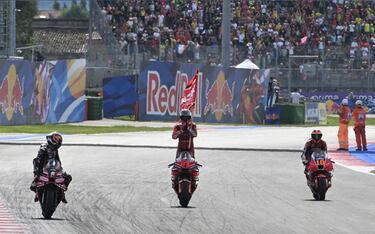 Celebración del piloto español, Marc Márquez, tras conseguir la victoria del Gran Premio de San Marino de MotoGP.