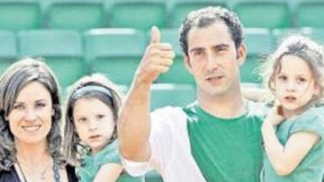 <b>SU MEJOR ÉXITO. </b>Tras acabar el partido, Albert Costa saludó desde la arena junto a su mujer e hijas.