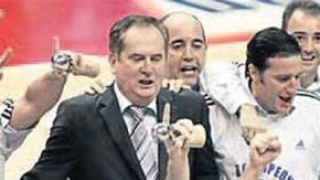 <b>ÚLTIMO TÍTULO. </b>Maljkovic celebra la Liga ganada con el Real Madrid en Vitoria en junio de 2005.