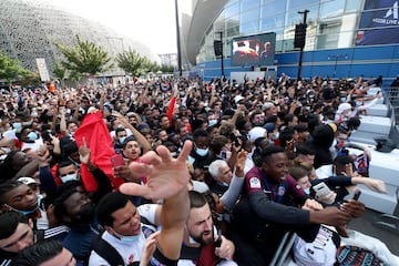 Centenares de aficionados esperan a Leo Messi en la puerta del estadio parisino.