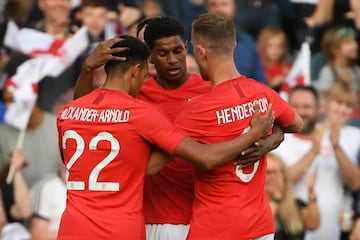 Arnold, Rashford y Jordan Henderson celebran el primer gol de su escuadra.