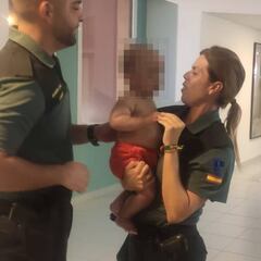Una pareja de la Guardia Civil salva la vida a un bebé que sufrió un atragantamiento