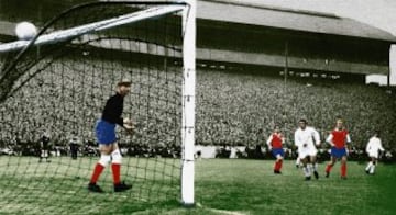 Puskas marca un gol en la final de la Copa de Europa de 1960, en Hampden Park.