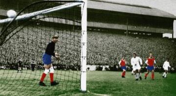 Puskas marca un gol en la final de la Copa de Europa de 1960, en Hampden Park.