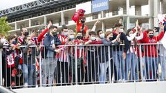 Los seguidores del Atlético de Madrid se concentraron en el exterior del Wanda Metropolitano para celebrar LaLiga 20/21