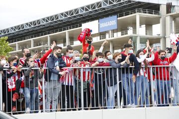 Los seguidores del Atlético de Madrid se concentraron en el exterior del Wanda Metropolitano para celebrar LaLiga 20/21