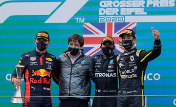 El piloto británico de Mercedes, ganador, Lewis Hamilton (2ndR), el piloto holandés de Red Bull Max Verstappen (L) y el piloto australiano de Renault, Daniel Ricciardo (R), tercer clasificado, celebran en el podio después del Gran Premio de Eifel de Fórmula Uno de Alemania en el circuito de Nuerburgring