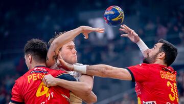 Gdansk (Poland), 27/01/2023.- Denmark's Simon Pytlick is tackled by Spain's Ignacio Pecina Tome (L) and Gedeon Guardiola Villaplana during the IHF Men's Handball World Championship semifinal match between Spain and Denmark, in Gdansk, Poland, 27 January 2023. (Balonmano, Dinamarca, Polonia, España) EFE/EPA/Liselotte Sabroe DENMARK OUT
