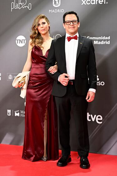 Jonathan Meléndez posa en la alfombra roja con su acompañante. 