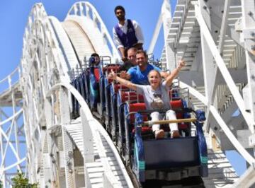 Svetlana Kuznetsova se divierte en la montaña rusa del Luna Park.