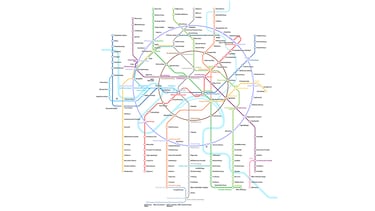 El Metro de Moscú es conocido como el 'palacio subterráneo' por la enorme belleza de algunas de sus estaciones convirtiéndolo en una de las mayores atracciones de la ciudad rusa. A través de la decoración de sus estaciones se narran los principales capítulos que marcarían la historia de la ciudad. Fue inaugurado en 1935 durante el periodo de Stalin y es el primero del mundo por densidad de pasajeros. El metro de Moscú cuenta con 14 líneas con una extensión total de 380 kilómetros que se dividen en 222 estaciones.