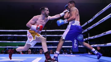 Sandor Mart&iacute;n golpea a Jos&eacute; F&eacute;lix durante su combate.