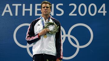 Gary Hall Jr. recibiendo su medalla de oro en los 50 metros en Atenas 2004.