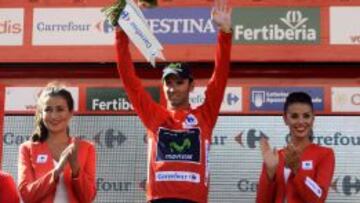 El espa&ntilde;ol Alejandro Valverde enfund&aacute;ndose el maillot rojo que le acredita como l&iacute;der de esta Vuelta a Espa&ntilde;a 2014 al t&eacute;rmino de la segunda etapa.