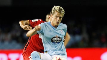 El centrocampista dan&eacute;s del Celta de Vigo Mathias Jensen (delante) controla el bal&oacute;n presionado por el togol&eacute;s Djen&eacute; Dakonam, del Getafe CF, durante el partido de la s&eacute;ptima jornada de Liga que se disput&oacute; en el es