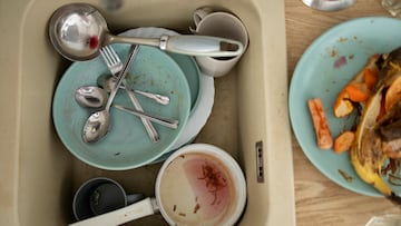 Si eres de los que no friega los platos justo después de comer, la psicología dice que tienes estas características