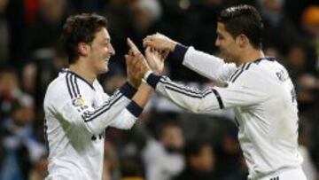 Özil felicita a Cristiano por uno de sus goles.