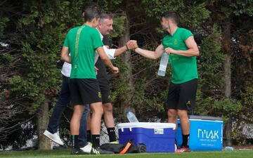 Alfredo Pérez se acercó hasta el césped para despedirse de los jugadores, en esta ocasión, con Aldasoro e Íñigo.