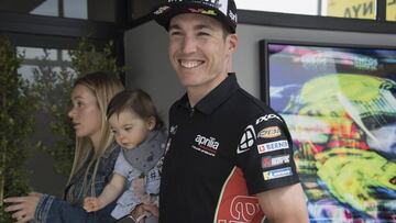Aleix Espargaró con su hija Mía.