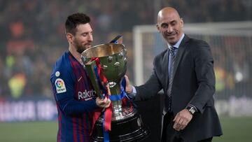 Rubiales entrega a Messi la copa de campeones de la Liga en 2019.