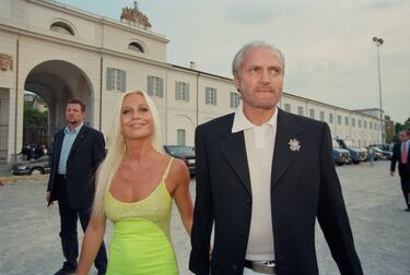 Giovanni Maria Versace (1946-1997), conocido como Gianni Versace, fue un diseñador de moda italiano de alta costura, fundador de la marca Versace. Creó vestidos para obras de teatro y películas, y fue uno de los primeros diseñadores capaces de relacionar la moda con la industria musica. 
Versace fue asesinado en la puerta de su casa en Miami Beach por Andrew Cunanan el 15 de julio de 1997.
Tras su muerte la empresa fue gestionada por su hermana Donatella Versace, ambos en la imagen.
Donatella es la actual directora creativa, pero anunció su renuncia tras 28 años en el cargo y el cambio en la dirección se hará en verano de este año.