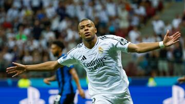 VARSOVIA, 14/08/2024.- El delantero francés del Real Madrid Kylian Mbappé celebra su gol durante la disputa de la Supercopa de Europa de fútbol que Real Madrid y Atalanta juegan este miércoles en el Estadio Nacional de Polonia, en Varsovia.EFE/ Mariscal
