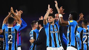 EPA1658. AL AIN (EMIRATOS ARABES UNIDOS), 12/12/2017.- Los jugadores del Gremio de Porto Alegre brasile&ntilde;o celebran su victoria por 1-0 ante el Pachuca al finalizar el partido de semifinales del Mundial de Clubes disputado en Al Ain, Emiratos Arabes Unidos, hoy 12 de diciembre de 2017. EFE/ Martin Dokoupil