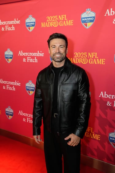 Chares Bien posa en la alfombra roja previa al partido.