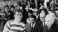 El 30 de mayo de 1967 el Celtic se midió al Inter de Milán en la final de la Copa de Europa en el Estadio Nacional de Lisboa ante 56.000 espectadores. El equipo escocés ganó al italiano por 2-1 con goles de Gemmell y Chalmers, Mazzola marcó el gol de los milaneses. 