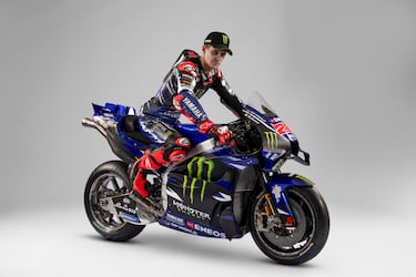 El negro y el azul, esta vez en mate, siguen siendo los protagonistas de la nueva moto de Yamaha, la YZR‑M1. Por primera vez en su historia, sera V4. Fabio Quartararo.