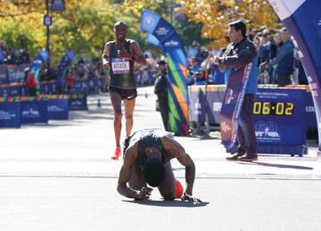 El etíope Lelisa Desisa cae al suelo agotado tras cruzar la meta como vencedor de la prueba masculina de la Maratón de Nueva York.