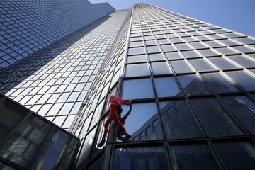 Alain Robert es un escalador de 60 años que se dedica a concienciar a los gobiernos para la lucha del cambio climático. Esta vez ha escalado un rascacielo de La Défense, un moderno barrio de negocios situado al oeste de París.