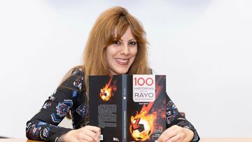 Maite Martín con su libro '100 historias de un Rayo centenario'.