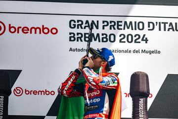 Bagnaia besa el trofeo que le acredita como campeón del GP de Italia de 2024.