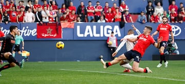 El jugador del Real Madrid, Kylian Mbapp, marca el 0-1 al Osasuna.