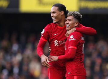 Van Dijk celebra un gol con Firmino.