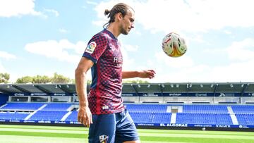 Ignasi Miquel en su presentación con el Huesca.