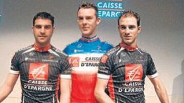 <b>EN PARÍS. </b>Óscar Pereiro y Alejandro Valverde flanquean a Florent Brard, campeón de Francia, ayer durante la presentación del equipo español en París.