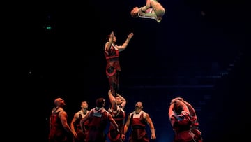 Acróbatas y artistas de la compañía de entretenimiento canadiense "Cirque du Soleil" durante un ensayo del espectáculo Messi10 basado en el delantero argentino Lionel Messi, en el Parc del Forum de Barcelona