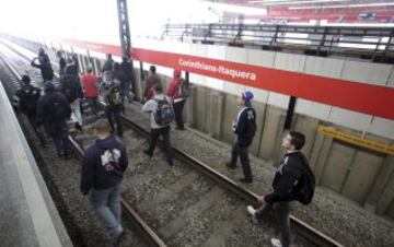 Una huelga de los empleados del sistema de metro de Sao Paulo agravó este jueves el caos de tránsito. El Movimiento de Trabajadores Sin Casa marchó hacia el estadio de la inauguración.