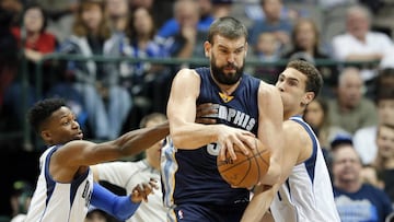 Memphis Grizzlies center Marc Gasol of Spain fights to get out of defensive coverage by Dallas Mavericks&#039; Jonathan Gibson, left, and Dwight Powell, right, in the second half of an NBA basketball game, Friday Nov. 18, 2016, in Dallas. (AP Photo/Tony Gutierrez)