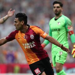 Falcao anota y sale con molestias en empate de Galatasaray