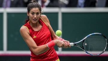 Garbi&ntilde;e Muguruza devuelve una bola en el partido ante Karolina Pliskova en la eliminatoria de Copa Federaci&oacute;n entre Espa&ntilde;a y Rep&uacute;blica Checa.