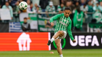 BRESLÁVIA, 28/05/2025.- El delantero brasileño del Betis, Antony, durante el calentamiento previo al encuentro correspondiente a la final de la Liga de Conferencia que disputan hoy miércoles Chelsea y Betis en el Tarczynski Arena de Breslávia. EFE / Julio Muñoz.