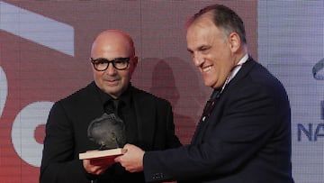 Jorge Sampoli recibe el premio AS América de manos de Javier Tebas, presidente de la Liga Santander.
